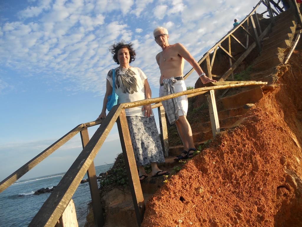Rainbow Guest House Mirissa Bagian luar foto