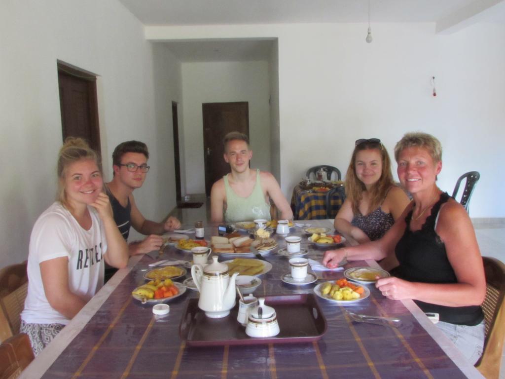 Rainbow Guest House Mirissa Bagian luar foto